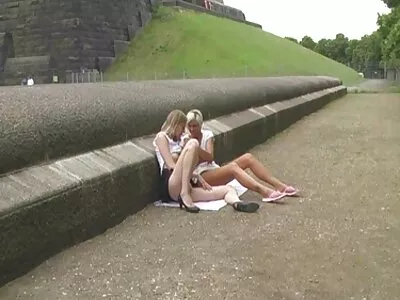 Quattro puttane vogliose si fanno scopare videoporno con vecchi sul divano