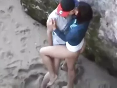 La bimba abbronzata Zoe Bloom viene scopata nel sesso tra vecchi e giovani culo