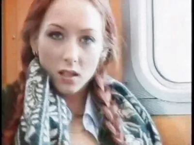 Una donna insaziabile scopa tre porno anziani e giovani ragazzi muscolosi