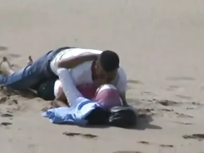 Britney Amber si scopa uno stallone nero film porno vecchi e giovani tatuato in soggiorno