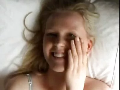 La damigella arrapata Britney Amber fa film porno con vecchi piacere a un ragazzo più anziano a letto