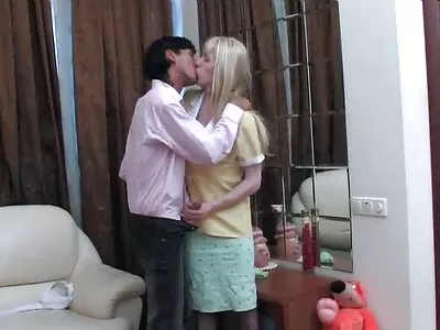 La troie con vecchi bella rossa Skyla Novea. scopata da un uomo più anziano