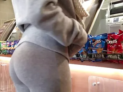 La nonna tettona Sally D'Angelo scopa un ragazzino video porno anziani con giovani in garage