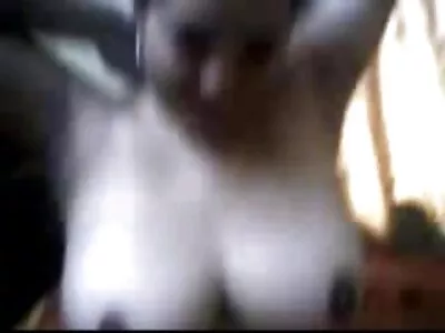 Natalie Brooks succhia porno vecchi e giovani e si fa scopare all'aperto