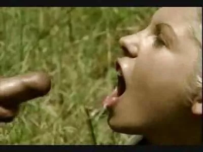 Una bella video porno vecchi con ragazze mora succhia il cazzo in bagno