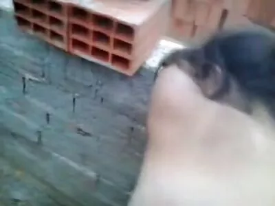 Tre MILF arrapate condividono il bastoncino di manzo di porno vecchi con giovani Johnny