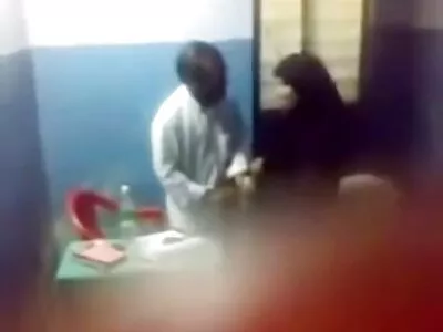 Due ragazze selvagge di giovani troie con vecchi yoga che servono il cazzo di Xander