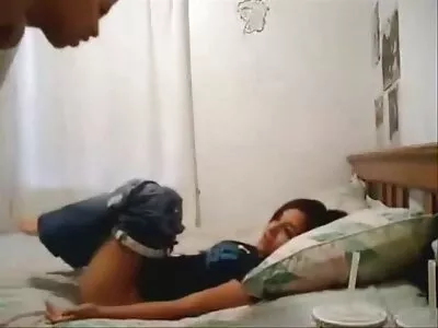 Una ragazza dai capelli scuri succhia giovani troie con vecchi un cazzo duro