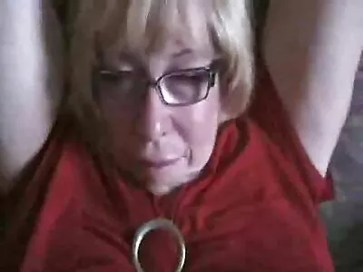 La pornostar esotica Vicki Chase porno vecchi con giovani succhia e scopa un grosso cazzo nero a letto