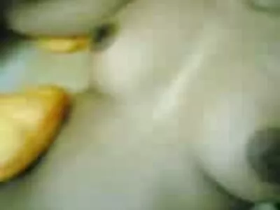 La bionda guarda il film hard con vecchi suo amante mentre succhia in pov