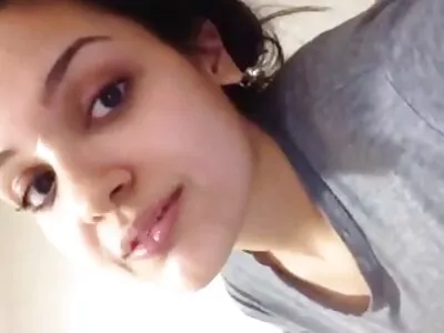 Milf e porno vecchi con ragazze una giovane bomba a letto con un cazzo rasato