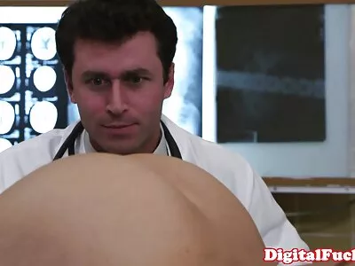 Richelle Ryan cavalca un grosso cazzo palpitante dopo vecchi e giovani porno aver ricevuto l'orale