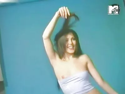 Una casalinga adorabile sta facendo un trio vecchi e giovani ragazze
