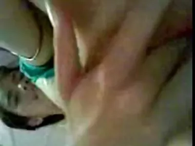 Aaliyah vecchi con giovani troie fa sedere la sua figa stretta su un grosso cazzo succoso