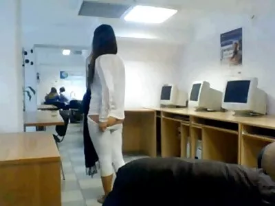 Due lesbiche tettone hanno invitato la giovane ragazza asciugamano a unirsi video porno vecchi bavosi